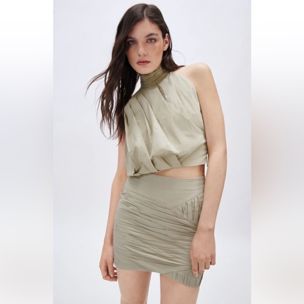 NWT ZARA top
voluminous pleated halter neck top